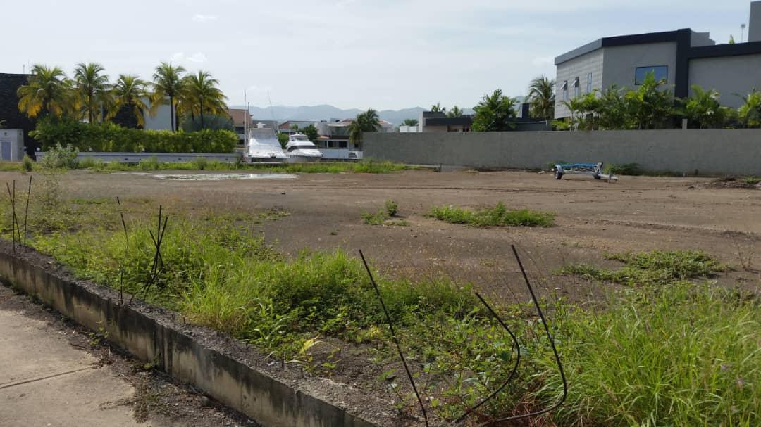 Parcela de Esquina en Venta en Las Villas